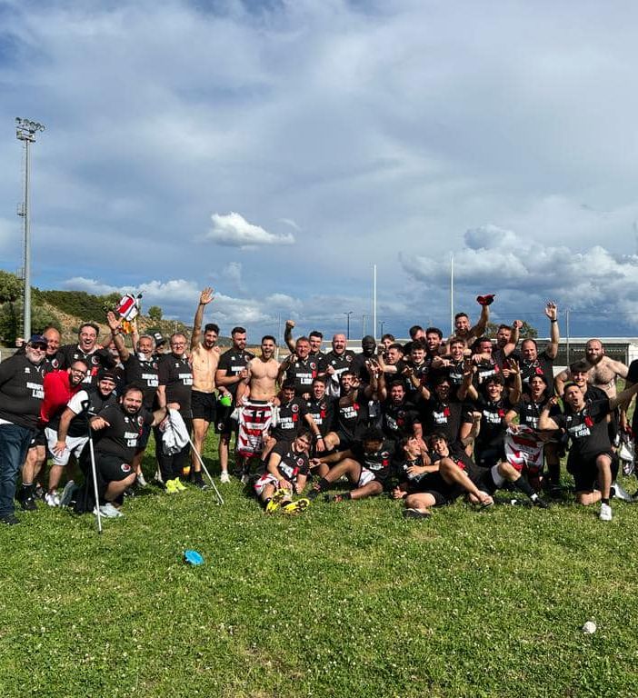 Due immagini (tratte dalla pagina Facebook del team) relative il Monferrato Rugby, neo promosso in A