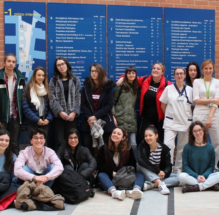 La 3C del Monti con la dottoressa Federica Franchi e l'infermiera Ilaria Cotto del Pronto Soccorso