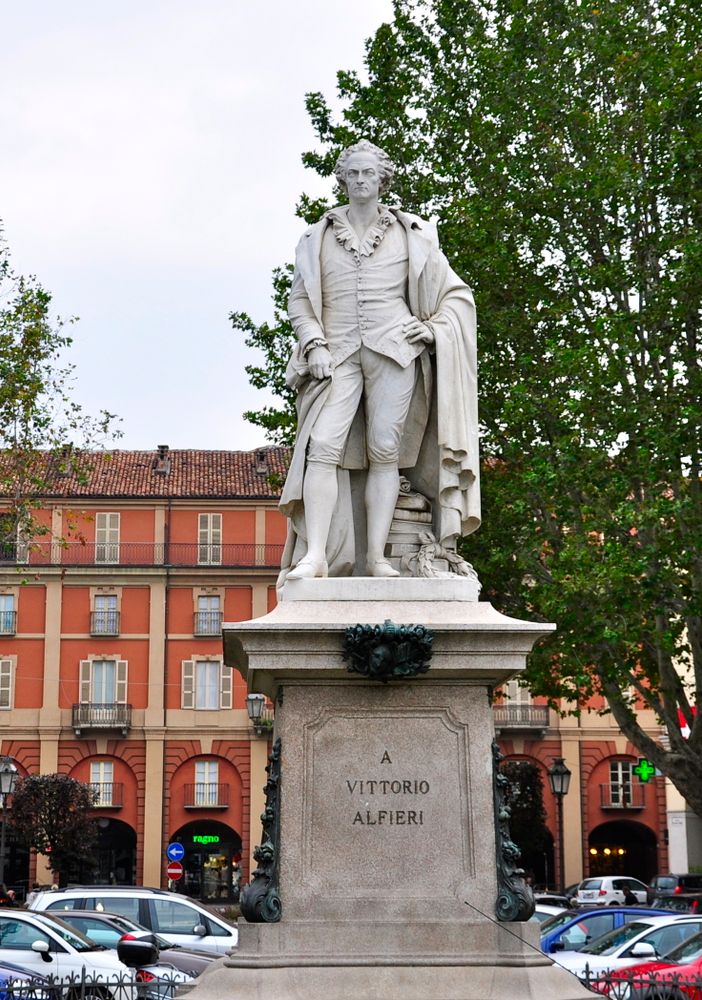 Il monumento a Vittorio Alfieri, uno dei simboli della città