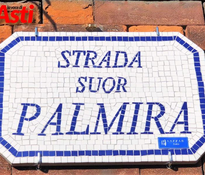 Il mosaico che compone la targa nella via intitolata alla suora