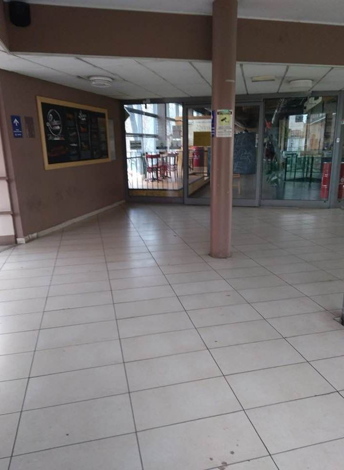 Le foto pubblicate su Facebook dall'assessore Giacomini e, al fondo dell'articolo la sporcizia dei giorni scorsi e alcuni cittadini volenterosi che puliscono