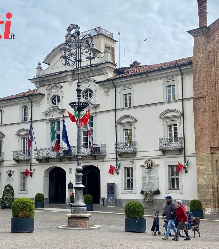 Il Comune con le bandiere cinesi