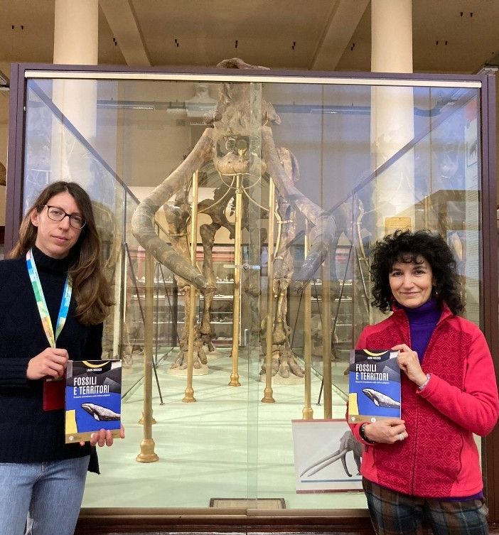 Michela Contessi e Laura Nosenzo con l'imponente scheletro del mastodonte