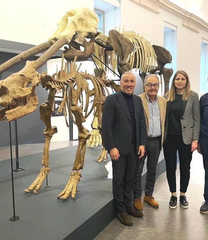 Foto di gruppo di fronte ai fossili del mastodonte e del rinoceronte