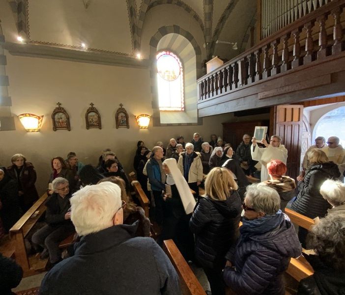 La novizia (velo bianco) che entra in Chiesa per la Professione monastica