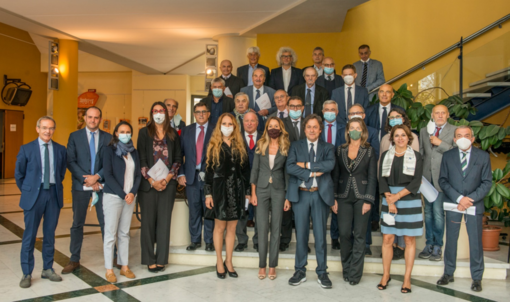 Foto di gruppo, risalente al primo ottobre scorso, per i componenti del Consiglio camerale