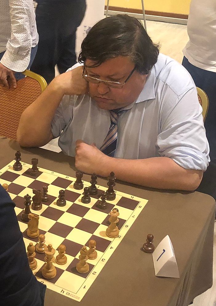 La concentrazione di Igor' Gennad'evič Naumkin durante un torneo nel 2018 (immagine tratta da Wikipedia)