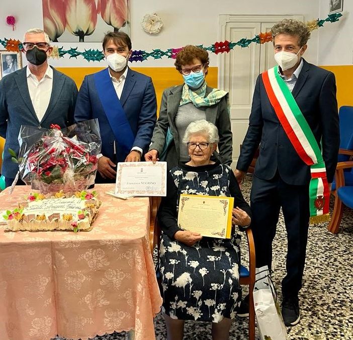 La neo centenaria Francesca Domenica Negrino ritratta con il vice presidente della Provincia Simone Nosenzo, il vice sindaco del Comune di Nizza Monferrato Pier Paolo Verri, l’assessore ai Servizi Sociali Ausilia Quaglia ed il figlio della centenaria, Mauro Oddone, Consigliere del Comune di Nizza Monferrato