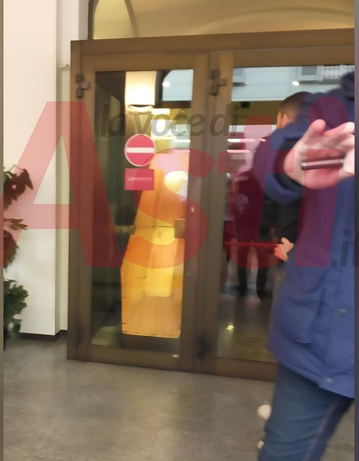Cerca di entrare in banca con una bara,  prontamente bloccato [VIDEO]