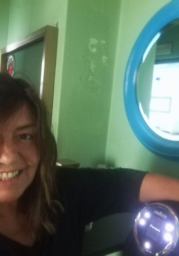 Nicoletta Grimaldi negli studi di Radio Vallebelbo (foto tratta dal suo profilo Facebook)