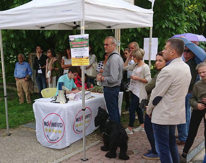 Il gazebo istituito nel 2017 per la raccolta firme