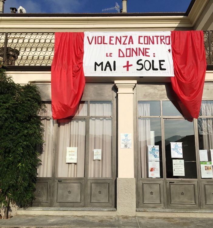 Il lenzuolo appeso al balcone della Biblioteca di Calamandrana durante l'esposizione di &quot;Non crederci!&quot;