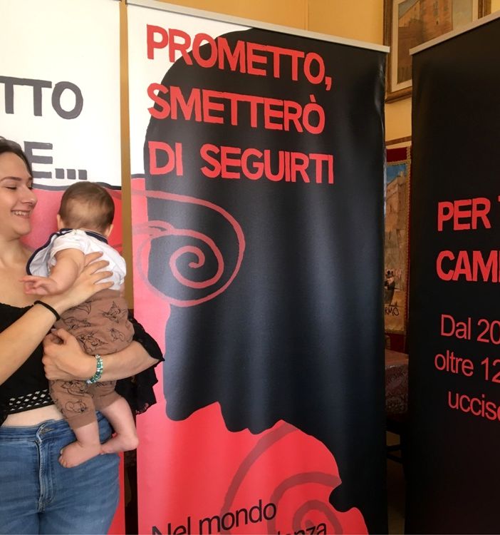 Il più piccolo visitatore della mostra ritratto insieme alla sua mamma