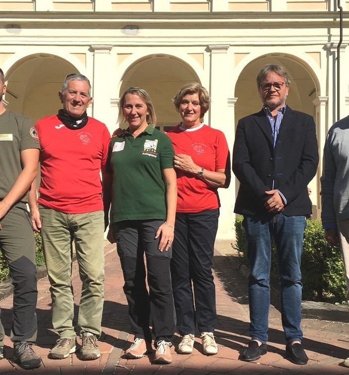 Foto di gruppo con il presidente del Distretto, il sindaco di Cinaglio, personale del Parco Paleontologico e istruttori di Nordic Walking Asti
