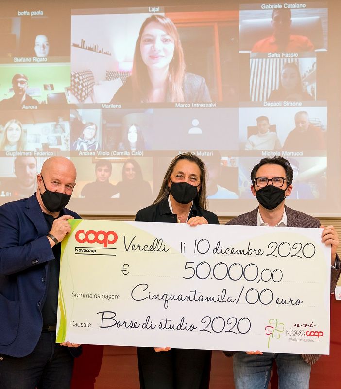 Nella foto, da sinistra a destra: Marco Berry, Lucia Ugazio (vicepresidente Nova Coop e direttore delle Risorse Umane), Matteo Canato (responsabile Selezione e Formazione Nova Coop). Alle loro spalle, in videocollegamento, gli studenti premiati