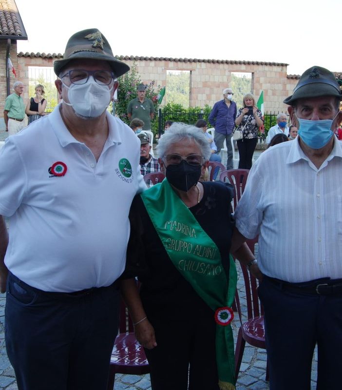Nella foto il presidente della Sezione di Asti Fabrizio Piglin (a sinistra), la signora Elide Gherlone e il Capogruppo Alpini di Chiusano Vittorio Mussa