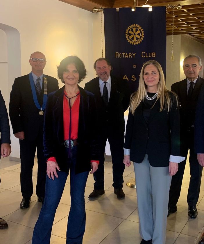 Marco Stobbione (presidente Rotary Club Asti) con insigniti e nuovi soci