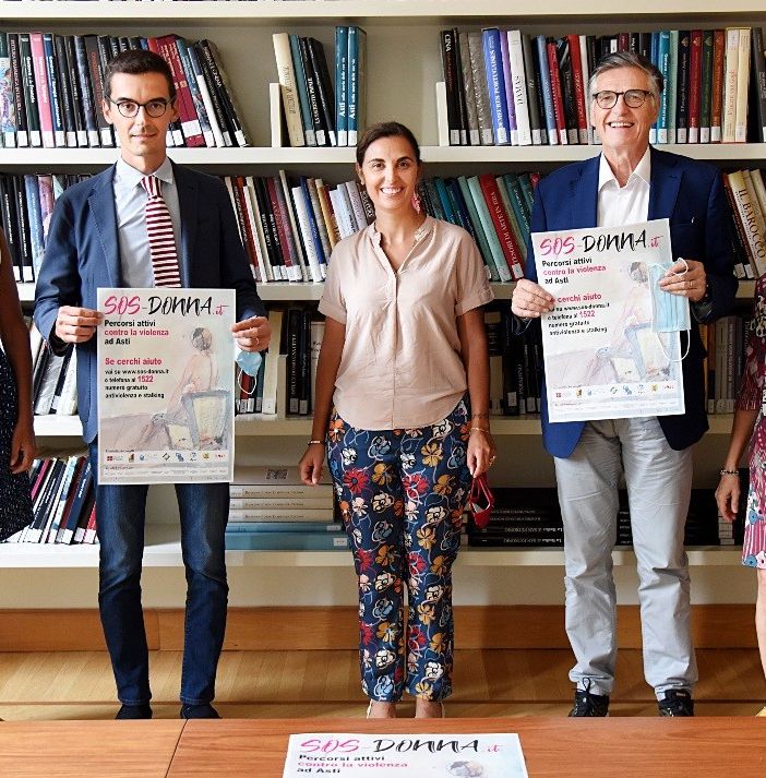 Da sinistra Daniela Timon, past president del Soroptimist Asti, il presidente Paolo Lanfranco e la consigliera delegata alle Pari Opportunità della Provincia Francesca Ragusa, il presidente della Fondazione CrAsti Mario Sacco, la giornalista Laura Nosenzo (SOS donna)