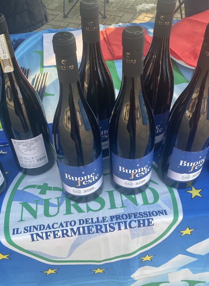 Dal NurSind di Asti l'augurio agli iscritti con la bottiglia delle feste 2021 per brindare alla salute degli astigiani [VIDEO]