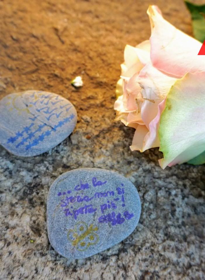 Fiori e pietre in memoria delle vittime della Shoah