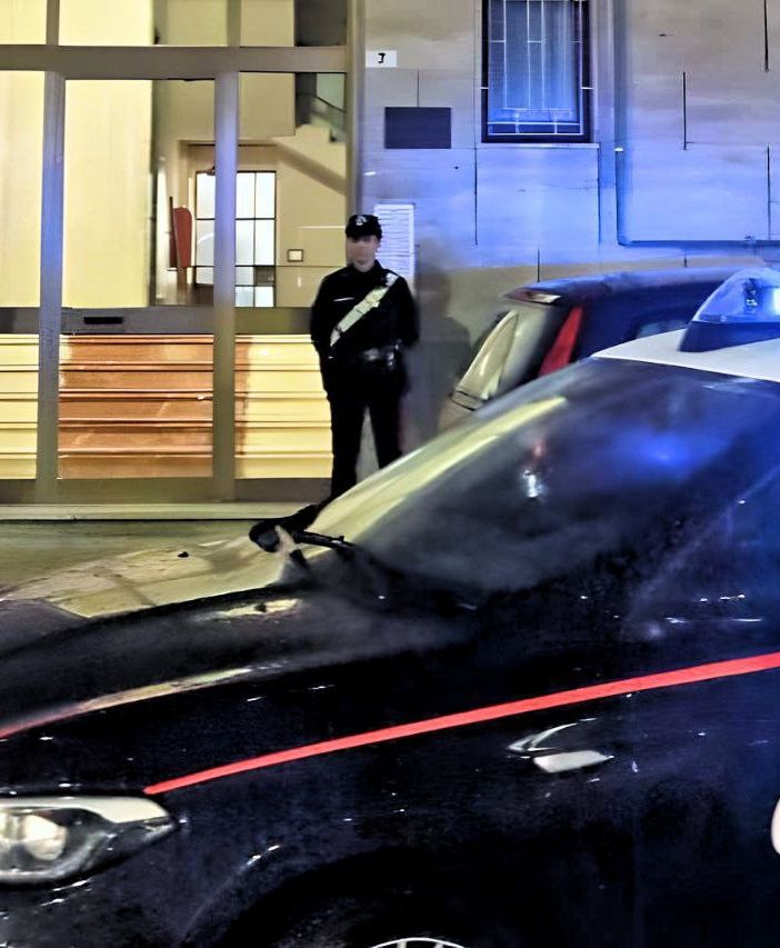Carabinieri di fronte al condominio in cui è avvenuto l'omicidio