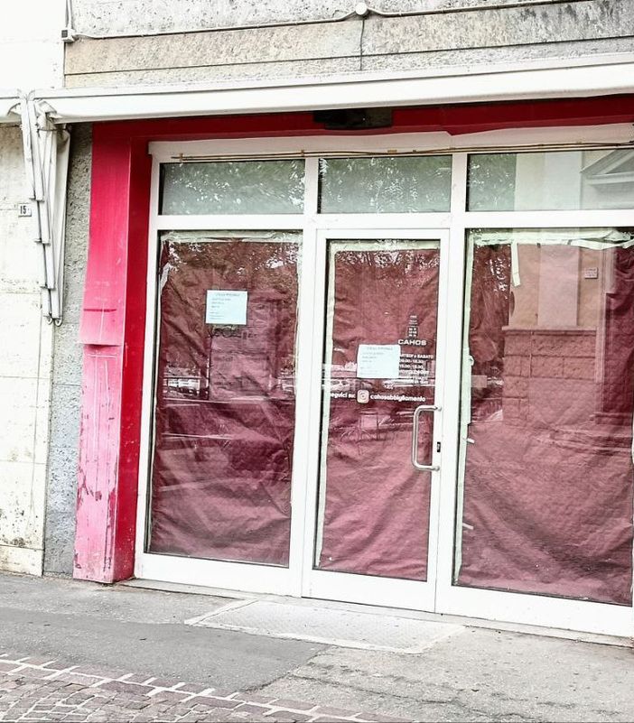 Le vetrine che si preparano ad accogliere il nuovo locale (MerfePhoto)
