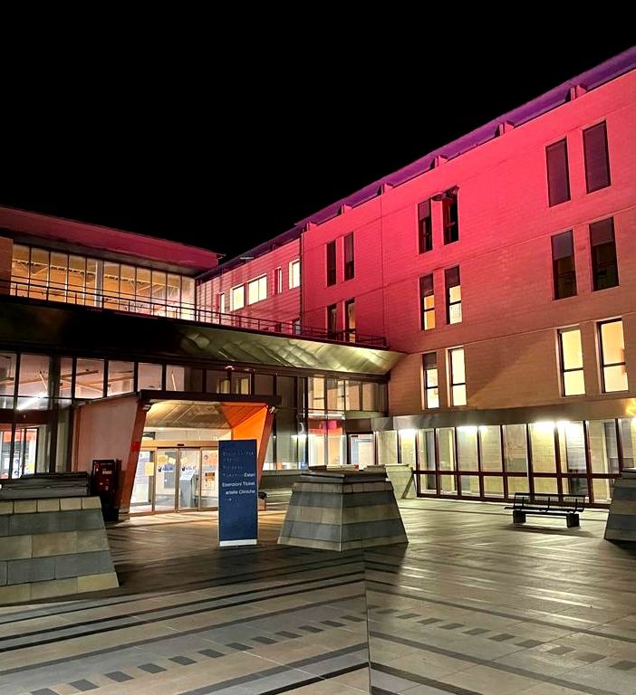 L'ospedale Cardinal Massaia illuminato di rosa per il mese della prevenzione