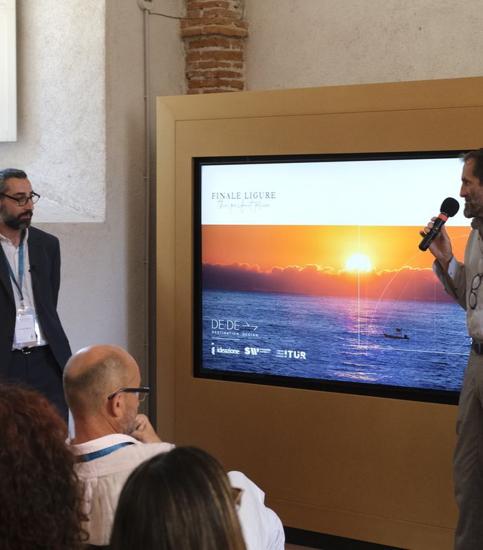 Inaugurata a Finalborgo la mostra fotografica 'Persone'. Nei ritratti di Corrado Murlo 30 storie finalesi di amore per il territorio