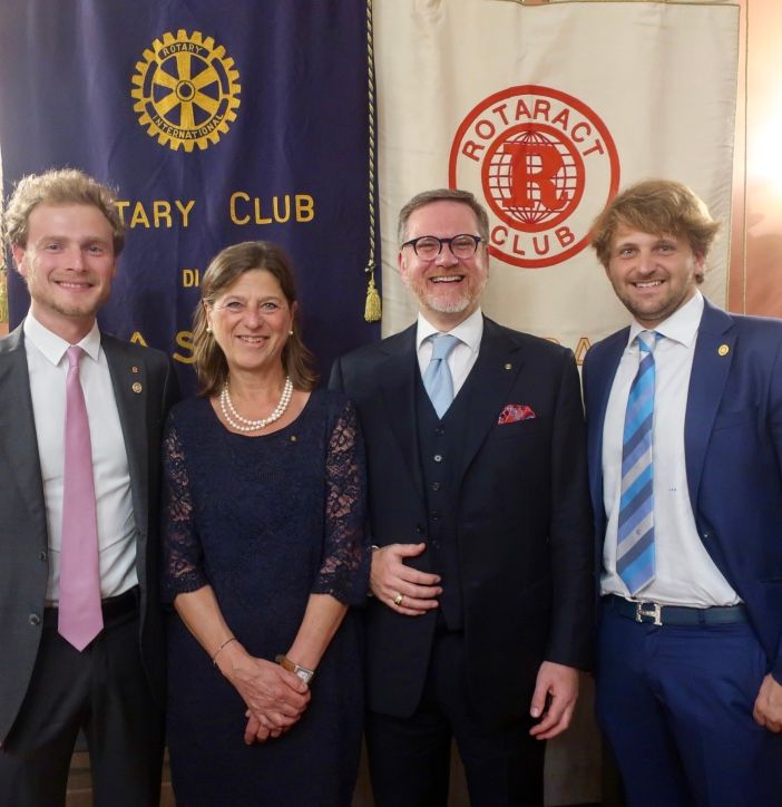 Alberto Gai presidente del Rotaract Club di Asti ila presidente Paola Mogliotti, il relatore Marco Yeullaz e il Rappresentante Distrettuale Rotaract Federico Maria Bobbio.