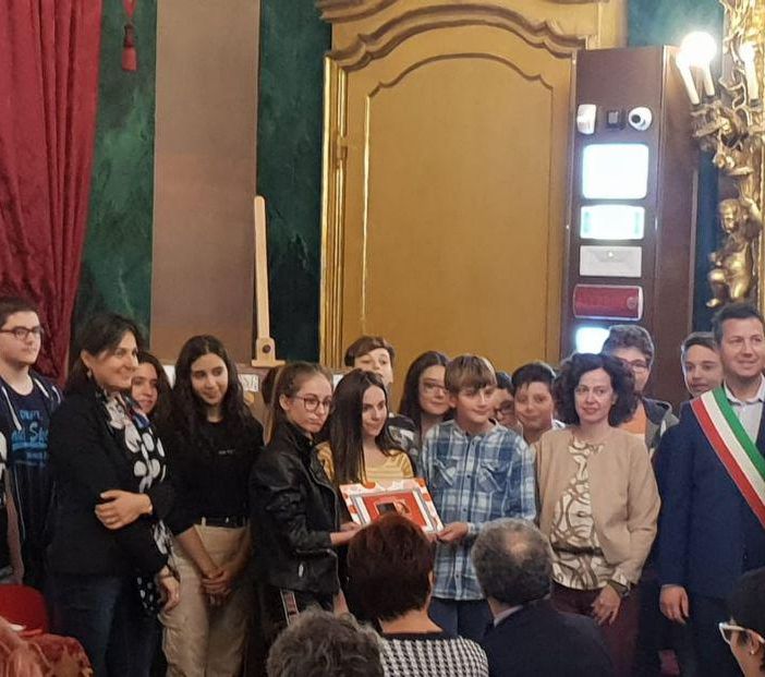 A San Damiano le classi terza A e B della scuola media vincono il premio &quot;PiazzAlfieri&quot;