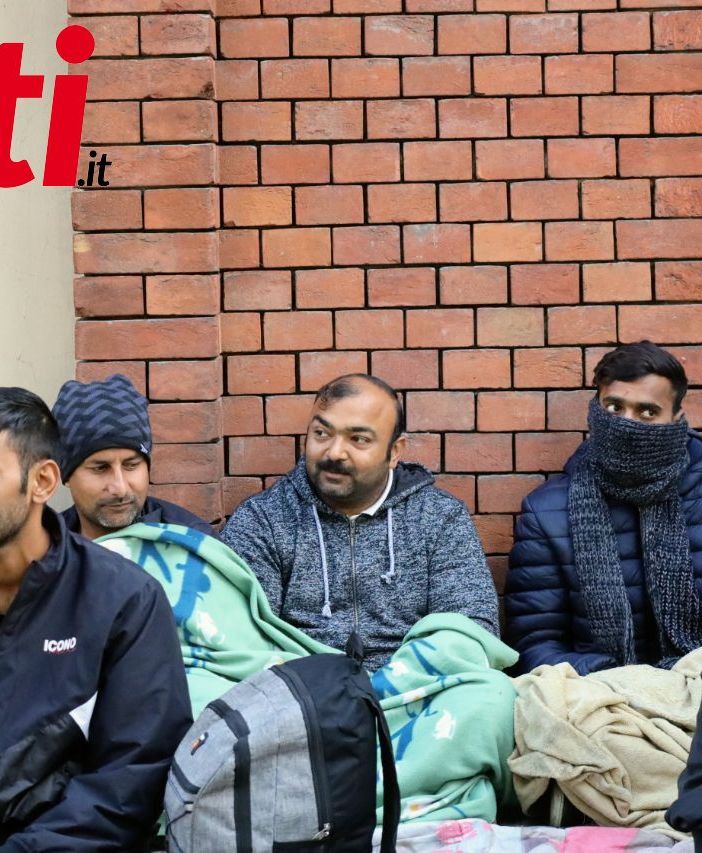 Pakistani in presidio alla questura di Asti, dopo l'aiuto della Caritas interviene anche La Miccia: &quot;Tutto questo è legittimo?&quot; [FOTO E VIDEO]