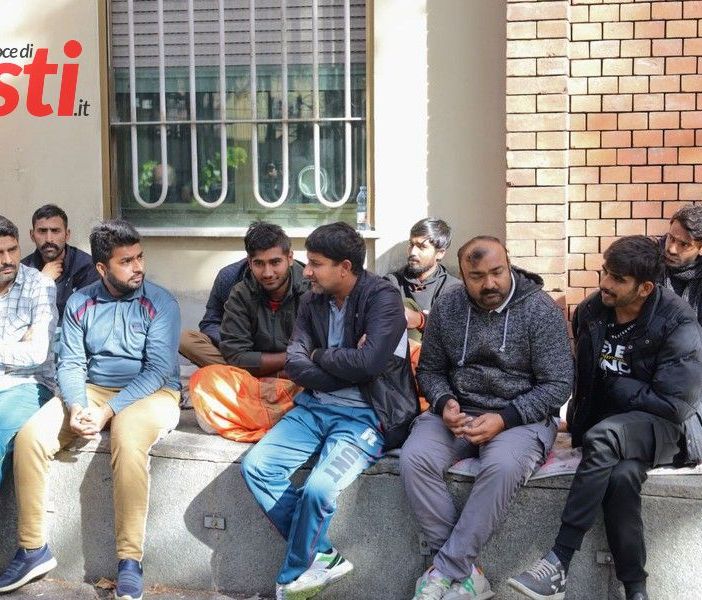 Pakistani fuori dalla questura: interpellanza dei consiglieri comunali di minoranza