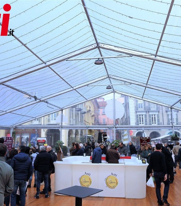 La tensostruttura che ospiterà la Fiera del Tartufo di Asti (scatto, come i successivi a fine articolo, realizzati da Merfephoto - Efrem Zanchettin)