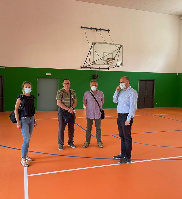 L'assessore Morra e il sindaco Rasero con i tecnici comunali ingegner Carantoni e geometra Boria. Nelle foto a fine articolo altre immagini della palestra rimodernata