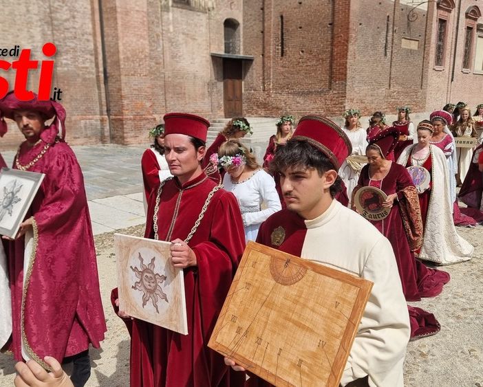 Il Corteo storico del Palio di Asti è in marcia verso piazza Alfieri [GALLERIA FOTOGRAFICA E VIDEO]