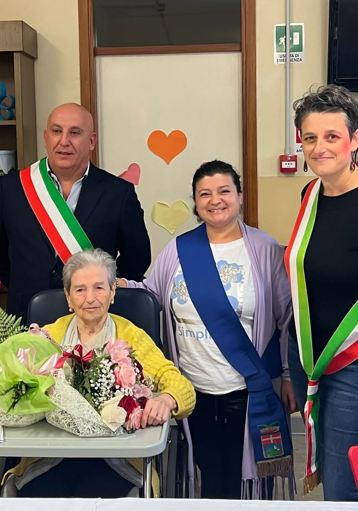 Nella foto con la neo centenaria le autorità presenti.