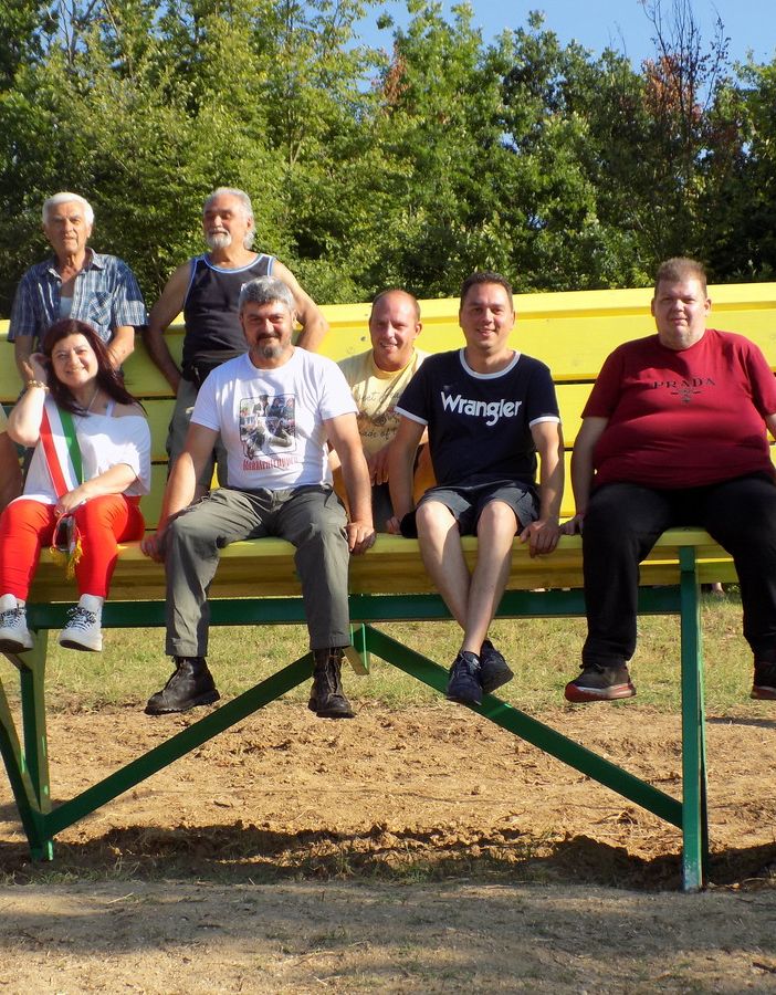 Sindaco e i volontari che hanno realizzato la Big Bench