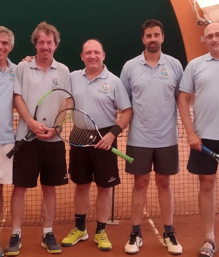 Il gruppo di soci/tennisti del Panathlon Club Asti composto da Corrado Buscemi, Luca Simonetti, Fulvio Saracco e Giorgio Bravo ritratti con Giorgio Finello (ultimo a destra)