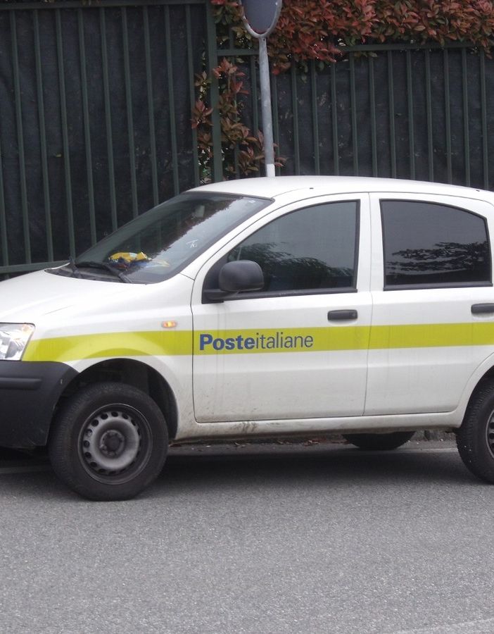 Una delle Panda 'di servizio' di Poste Italiane