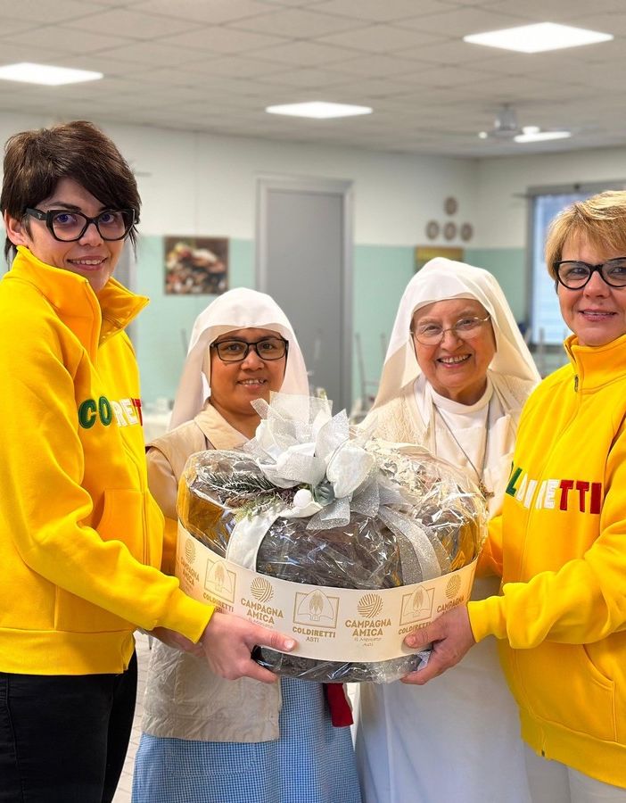 Coldiretti Asti ha donato un 'maxi panettone' alla Mensa Sociale