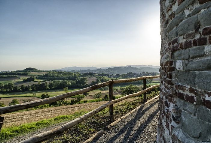 Panorama della chiesa romanica di San Lorenzo a Mombello Torinese
