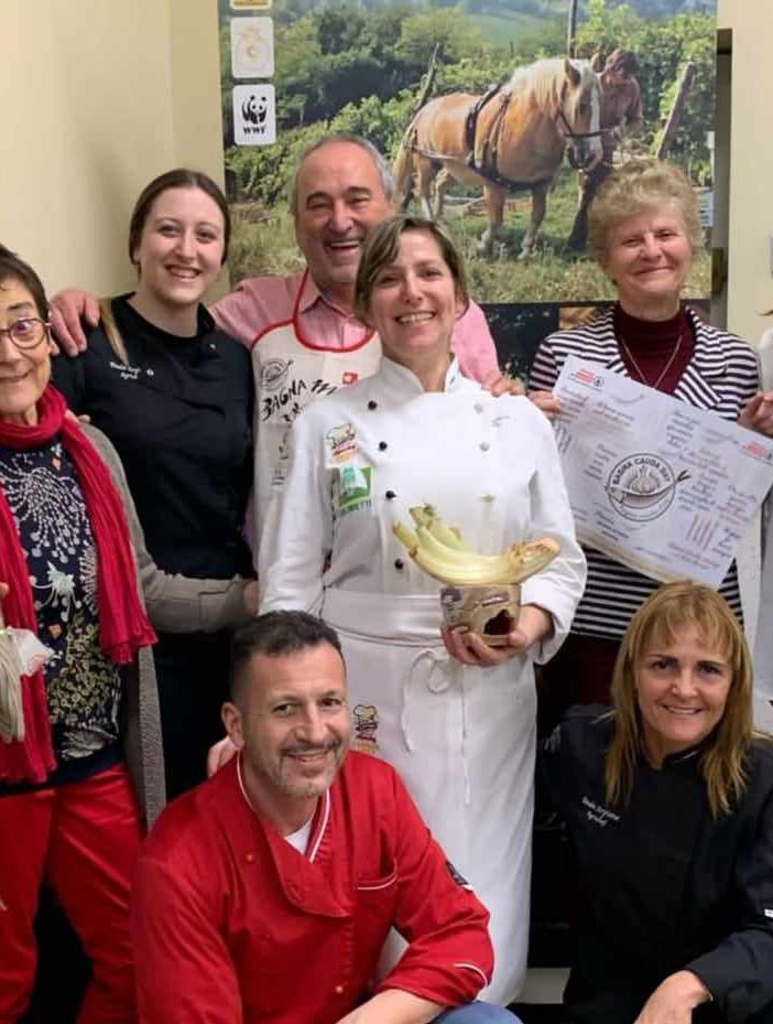 Paola dell'Agriturismo Tre Colline in Langa di Bubbio in Borgogna con bagna cauda e cardi gobbi