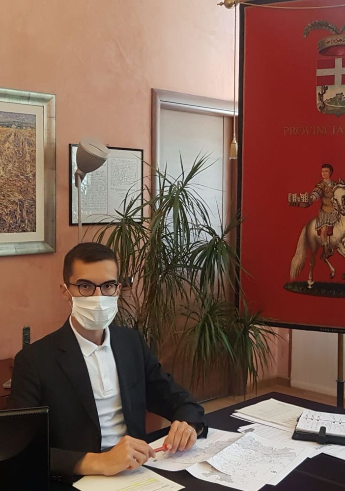 Paolo Lanfranco in ufficio con mascherina