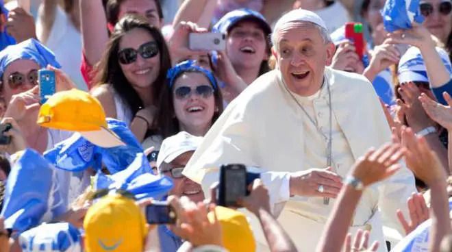 Un'immagine di Papa Francesco con i giovani partecipanti di una edizione internazionale della GMG