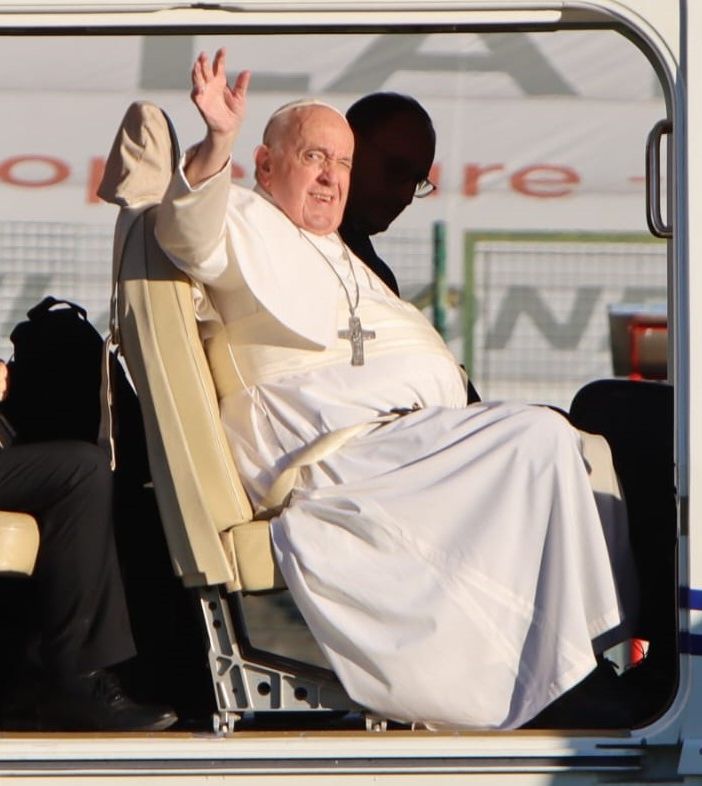 Papa Francesco saluta dall'elicottero con cui è rientrato in Vaticano