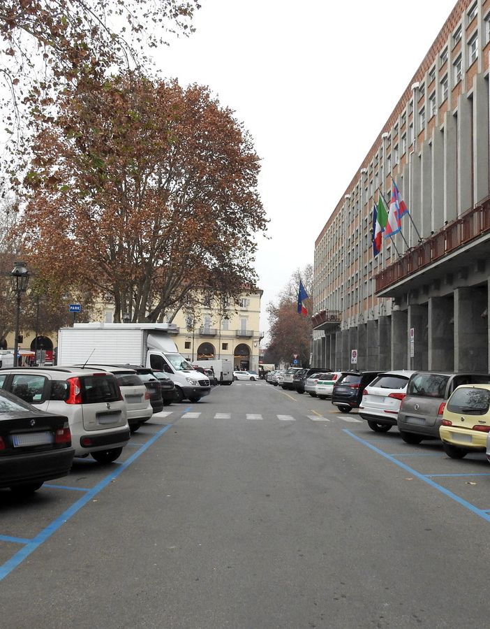 Asti, parcheggi a pagamento piazza Alfieri, lato Provincia