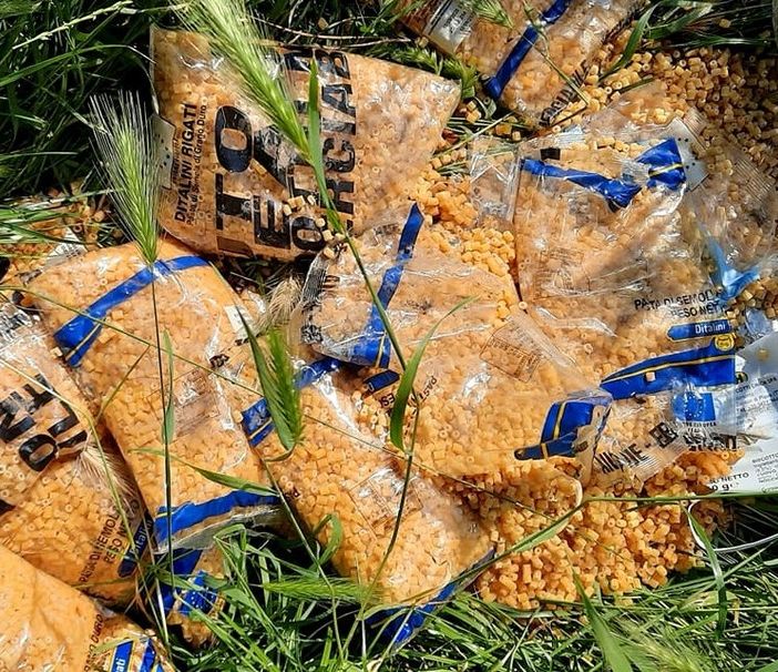 Pacchi di pasta abbandonati