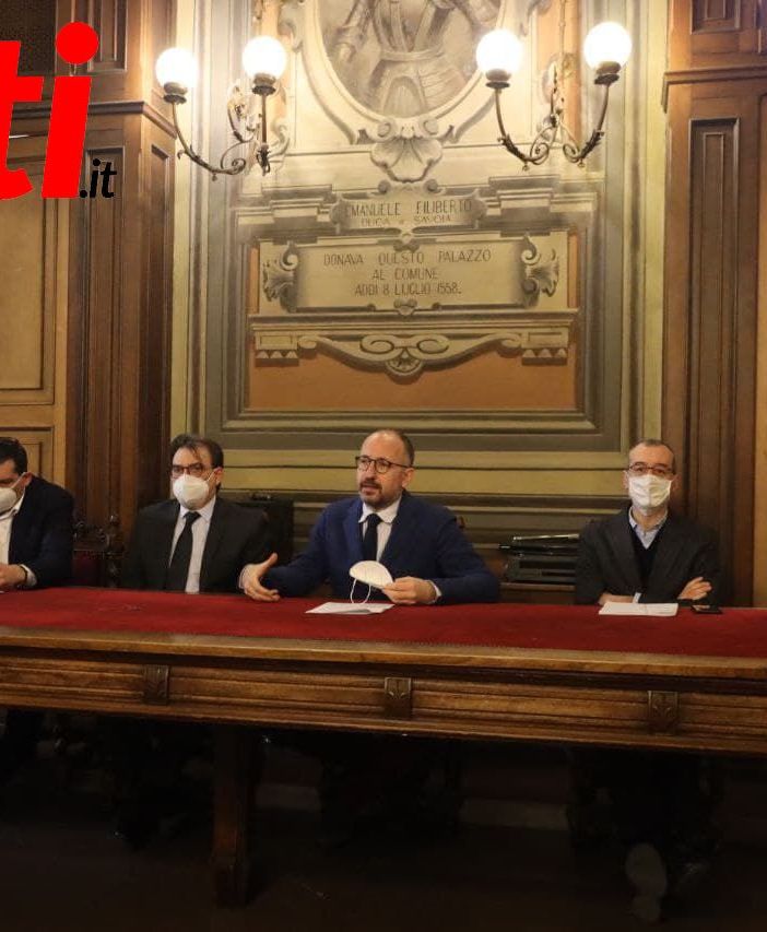 Nell'immagine, da sinistra a destra: il presidente di Asp, l'amministratore delegato della multiutility, il presidente di IREN, il sindaco Rasero, l'assessore Berzano e il Segretario generale del Comune. Servizio fotografico a cura di Merfephoto - Efrem Zanchettin