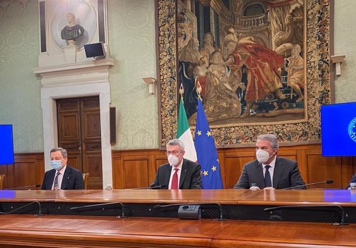 La firma del patto (Foto Cisl)