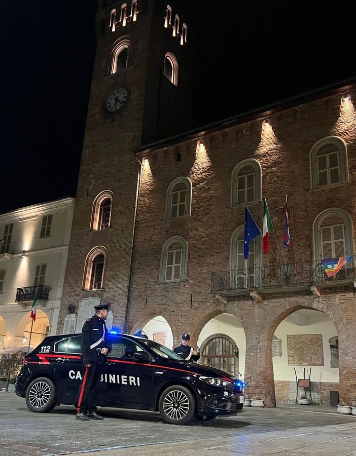 Una pattuglia dell'Arma di fronte al Campanon simbolo della cittadina